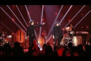 Embedded thumbnail for La Chispa Adecuada - Enrique Bunbury Feat. León Larregui - MTV Unplugged 