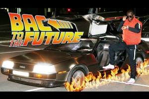 Embedded thumbnail for El 21 de octubre de 2015 es el día en que Marty McFly y el Doc Emmett Brown llegan al futuro en la segunda entrega de la saga